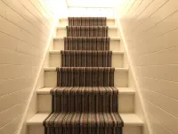 4 bedrooms lovely cottage right on water