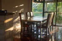 Eco friendly home just minutes from town with plenty of space to relax Hotels in Gloucester