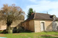 charming house in renovated farmhouse 30 minutes from Sarlat, enclosed garden. Các khách sạn ở Mazeyrolles