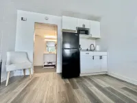 Lindell - Updated Downtown Studio - One Block From Main Street - King Bed!