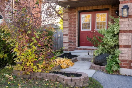 Peaceful - 4 bdrm home with fast WIFI free parking