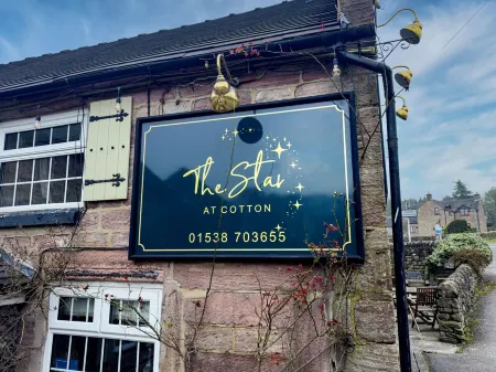 Derwent; woodland lodge for 6 with hot tub, BBQ, near Alton Towers.