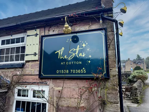 Derwent; woodland lodge for 6 with hot tub, BBQ, near Alton Towers.