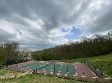 Hidden gem with hot tub  and tennis court in idyllic East Sussex  countryside . Отели в г. Хейлшем