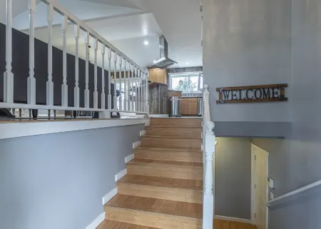 Gorgeous, spacious 2 floor home 3.5 miles from Airport