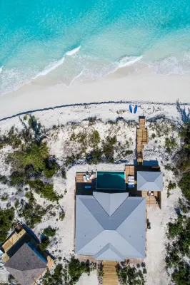 Luxurious 5000 sq ft Beachfront Villa ON TROPIC OF CANCER BEACH Hotel dekat Moriah Harbour Cay National Park