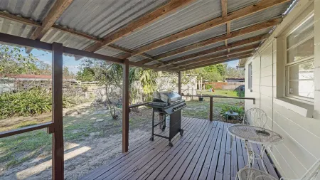 Location! 4BR 2BA Renovated House Sleeps 10