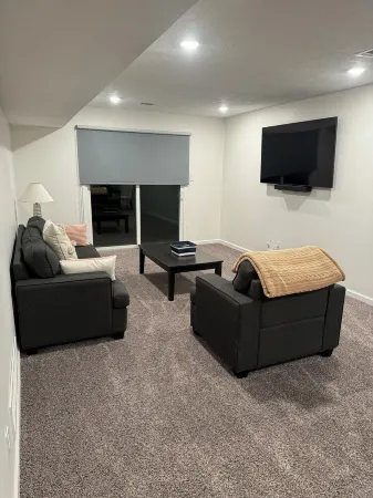 Shelbyville, KY - Bourbon Trail, Horse Country and more. A modern, spacious gem.