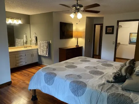 Spacious 5 bedroom house minutes from Red Rocks Отели в г. Кен Карил