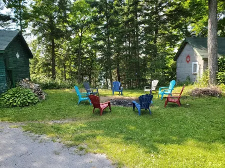 Cozy cottage with private waterfront & wifi