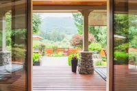 Poppyrosa Estate with mountain views minutes from Seattle, Bellevue, Sea-Tac
