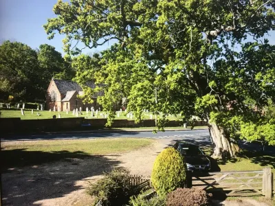 Delightful New Forest Cottage in Idyllic Village