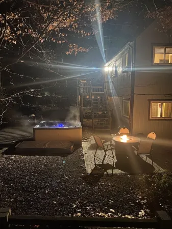 Vacation home In Pocono mountains,community.private hot-tub,indoor &outdoor pool