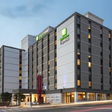 Holiday Inn Express NASHVILLE DOWNTOWN - BROADWAY by IHG パッツィー・クライン博物館周辺のホテル