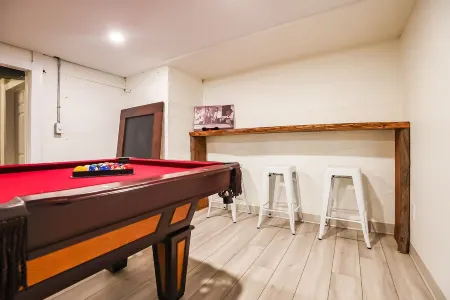 Fun, family friendly stay in Niagara Falls Отели рядом с достопримечательностью «Nathaniel Dett Memorial Chapel British Methodist Episcopal Church»