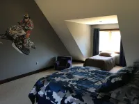 Luxury Home w/INDOOR POOL 20mins BarHarbor boardersAcadia National Par