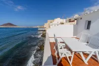 HOUSE TOUCHING THE SEA 2. AMAZING VIEWS.