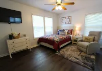 Annie's Cottage- Your Spring Fling Getaway in Bay St. Louis! 2 Adjustable Queens