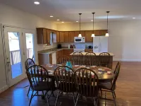 Beautiful cedar home 5 bed 3 bath w/ whirlpool tub 2 mile from Twin cove marina