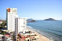 BEACHFRONT 2 BEDROOM CONDO IN LAS GAVIAS RESORT - Sleeps 6