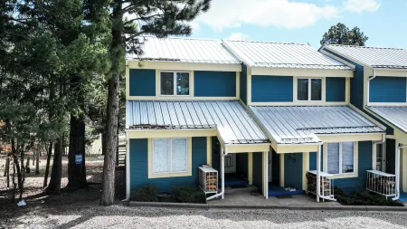 Condo on the Golf Course! Отели в г. Клаудкрофт