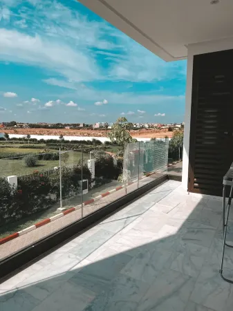 Luxury Tamaris Apartment- 5 minutes from Scarabay and Babaloo beach. Отели в г. Ain Chock Hay Hassani