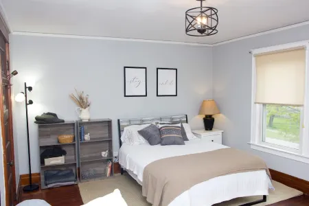 Chic and Cozy at Niagara Falls USA 5-min to the Falls in Little Italy Sleep 6