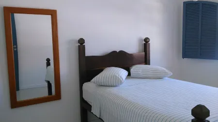 House near the Historic Center, 2 suites w / Air, 3 bathrooms, TV and Wi-Fi. Отели рядом с достопримечательностью «Centro Cultural SESC Paraty»
