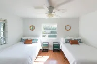 Family Home-Sleeps 20-On Beautiful 1-Acre Property
