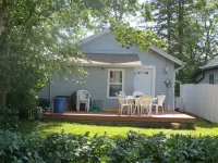 LINDA  GAYE's HISTORIC  COTTAGE NEAR BEACH & PROMENADE Hotels near SmartCentres Sylvan Lake
