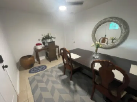 Entire Private Apartment, 2 Queens, Kitchen, Laundry Room, Large Dining Table