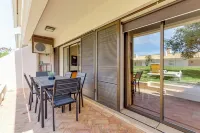 2 bedroom apartment with swimming pool 2m from Sra. da Rocha beach.