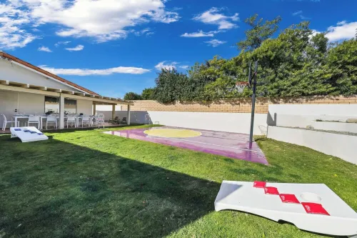 Private pool/Basketball/BBQ/Gameroom/bocce+horseshoe+green space for games