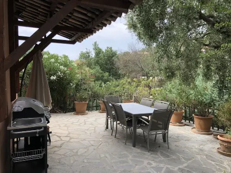 A charming villa 5 minutes walk from the Canadel beach Отели рядом с достопримечательностью «église Sainte-Thérèse-de-l'Enfant-Jésus du Rayol-Canadel-sur-Mer»