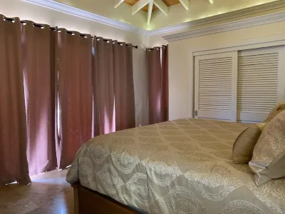 Villa Bonita 3 x 3.5 pool villa all on one level accessability with no stairs のホテル