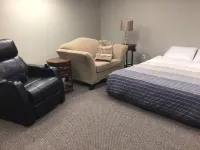 Quiet suite near beach.. Serene setting with patios and space to BBQ Hotels in Peachland