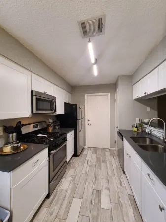 MID CENTURY ABODE Отели рядом с достопримечательностью «Microelectronics Research Center Department of Electrical and Computer Engineering»