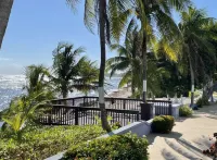 Ocean Front Stunning Views and Private Romantic Peninsula!