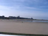 Nieuwpoort-Bad: Family friendly apartment with garage. 50 m from the sea.