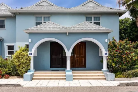 Villa April, Family-Sized Condo-5 minutes from the beautiful beach! Отели в г. The Bight Settlement