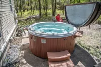 Antler Chalet - Sleeps 10, Hot tub, Gameroom ~ 4 minutes to Big Boulder!