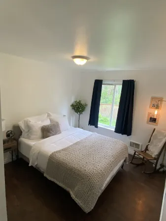 Affordable and Spacious unit 1 block from the Seattle Light Rail! Отели рядом со станцией Link Light Rail - Tukwila Station