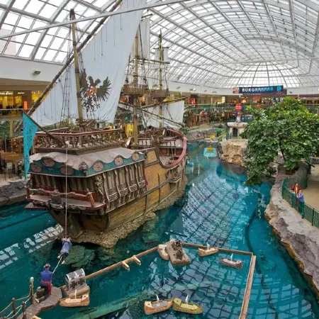 Nordic Oasis near WEM | Hot Tub, 2 Lounges, King Ensuite • Sleeps 10