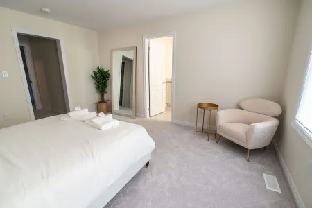 BRAND NEW 3 bedroom house minutes from Niagara Falls Отели в г. Торолд