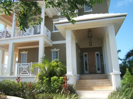 Luxury Home in Feb. Pt. with dip pool, spectacular ocean views, steps to beach