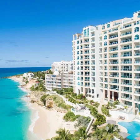 The Cliff Luxury Condo, Oceanfront, infinity pool 3 Shades of blue!