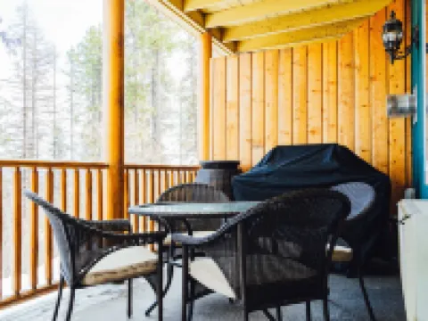 Modern mountain condo on Northstar Mountain licence # STRU 2025-16819 金伯利酒店