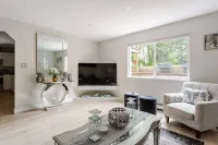 Luxurious & Modern 2 Bedroom private Suite in Coquitlam