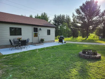 Cozy 1-bedroom cottage on a horse farm 15 minutes from Traverse City