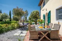 Elisa Farmhouse Apartment in Wine Resort in Lucca